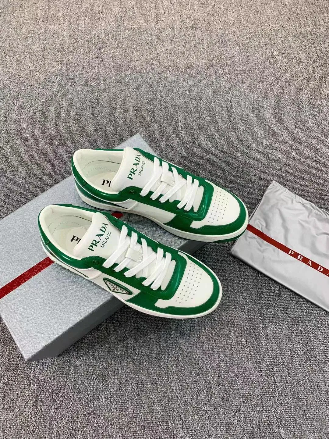 P380 Yuan 38-45 Prada Prada’s new men’s leather sports shoes, the highest version on the market, any comparison is welcome🆚! The original leather has excellent texture and is super high-end! Fetal sheep net lining imported from Italy, removable pad! Luxurious materials and fine workmanship, highly recommended!